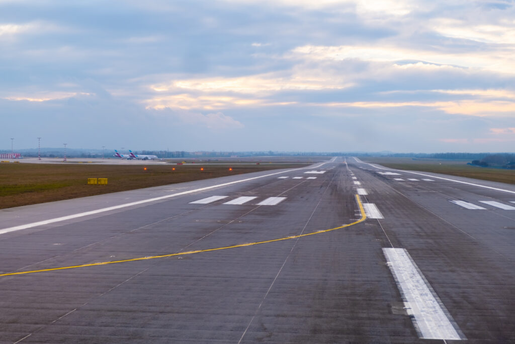 a long straight runway stretches into the distanc 2026 01 09 01 02 42 utc